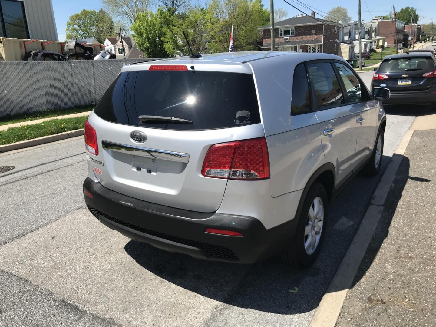 2013 Silver /Gray Kia Sorento LX (5XYKT3A15DG) with an 2.4L L4 DOHC 16V engine, 6-Speed Automatic transmission, located at 577 Chester Pike, Prospect Park, PA, 19076, (610) 237-1015, 39.886154, -75.302338 - Photo#4