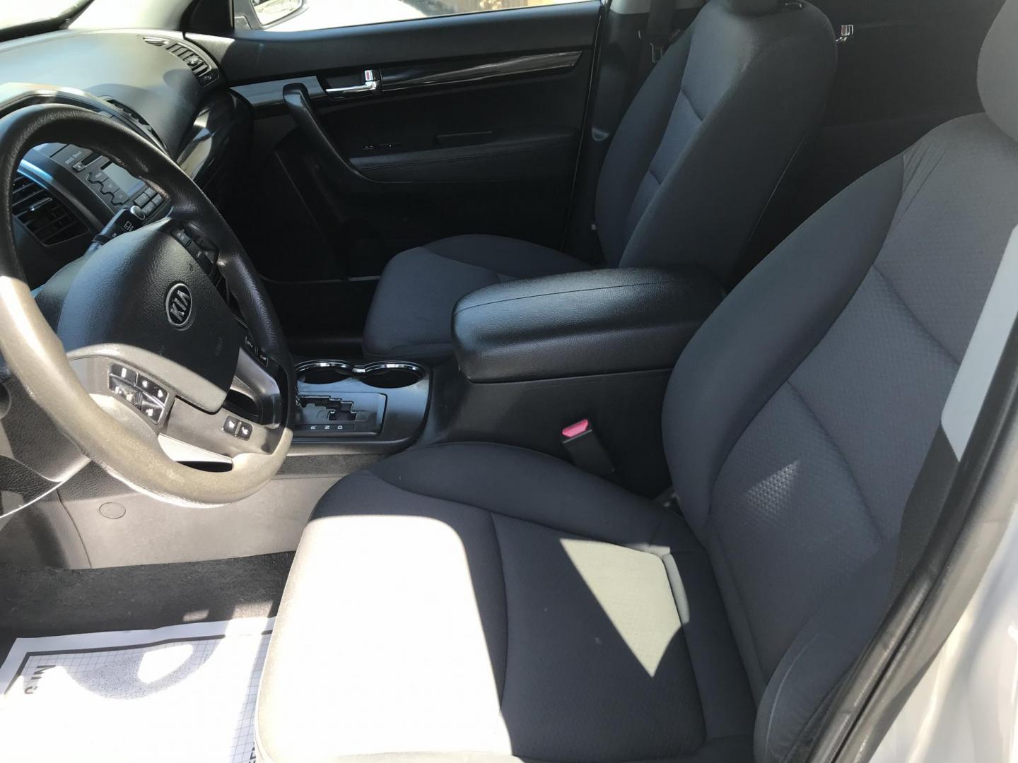 2013 Silver /Gray Kia Sorento LX (5XYKT3A15DG) with an 2.4L L4 DOHC 16V engine, 6-Speed Automatic transmission, located at 577 Chester Pike, Prospect Park, PA, 19076, (610) 237-1015, 39.886154, -75.302338 - Photo#9