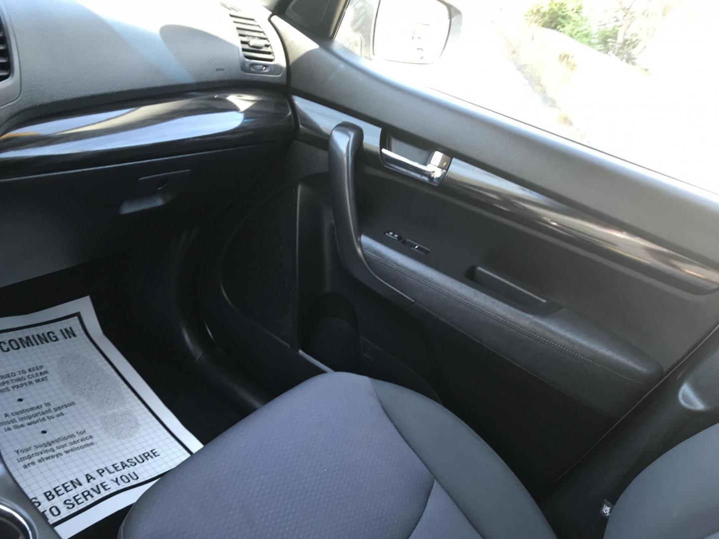 2013 Silver /Gray Kia Sorento LX (5XYKT3A15DG) with an 2.4L L4 DOHC 16V engine, 6-Speed Automatic transmission, located at 577 Chester Pike, Prospect Park, PA, 19076, (610) 237-1015, 39.886154, -75.302338 - Photo#13