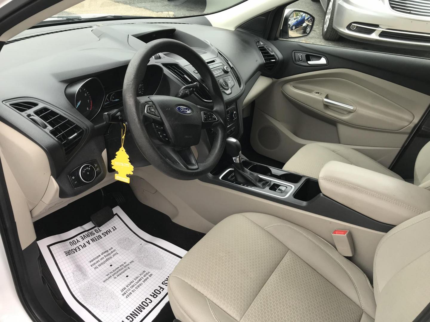 2017 White /Gray Ford Escape SE 4WD (1FMCU9GD6HU) with an 1.5L L4 DOHC 16V engine, 6A transmission, located at 577 Chester Pike, Prospect Park, PA, 19076, (610) 237-1015, 39.886154, -75.302338 - 2017 Ford Escape SE: 4x4, backup camera, new PA inspection, great on gas, SUPER CLEAN, runs LIKE NEW! This vehicle comes inspected and has been given a bumper to bumper safety check. It is very clean, reliable, and well maintained. We offer a unique pay plan that is known for being the easiest an - Photo#7