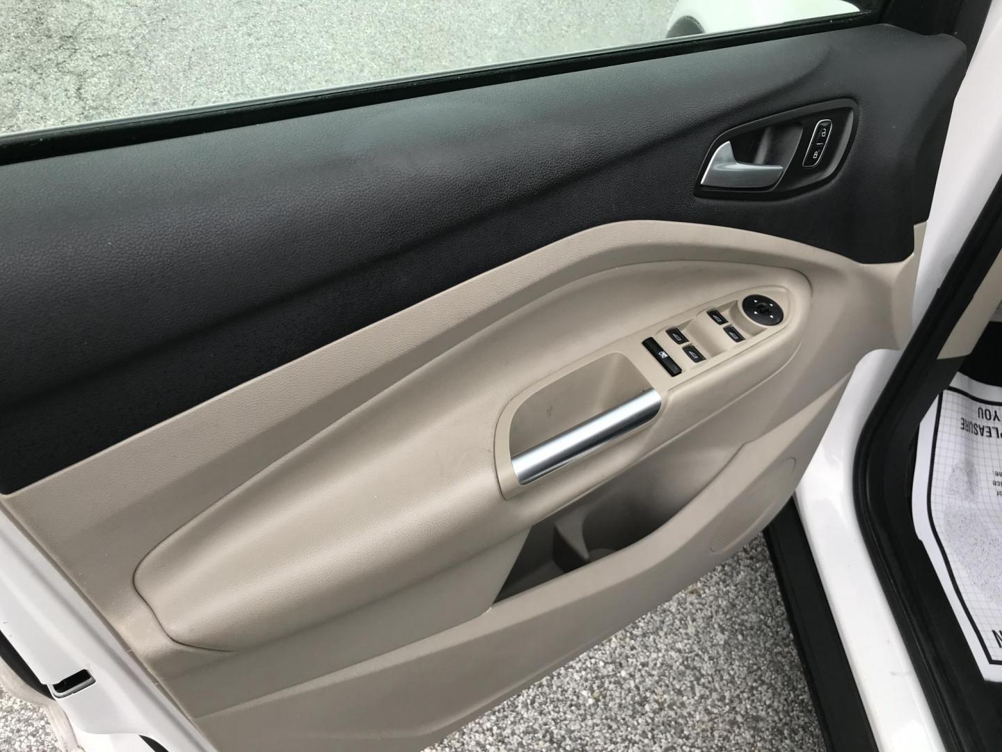 2017 White /Gray Ford Escape SE 4WD (1FMCU9GD6HU) with an 1.5L L4 DOHC 16V engine, 6A transmission, located at 577 Chester Pike, Prospect Park, PA, 19076, (610) 237-1015, 39.886154, -75.302338 - 2017 Ford Escape SE: 4x4, backup camera, new PA inspection, great on gas, SUPER CLEAN, runs LIKE NEW! This vehicle comes inspected and has been given a bumper to bumper safety check. It is very clean, reliable, and well maintained. We offer a unique pay plan that is known for being the easiest an - Photo#8