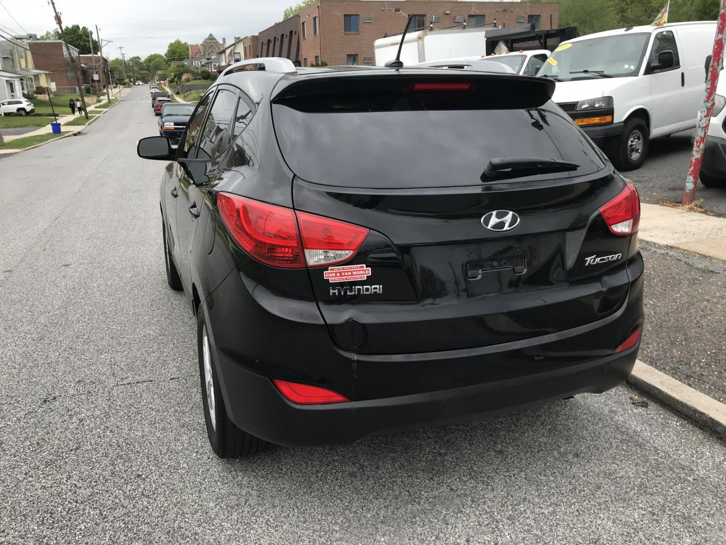 2012 Black /Gray Hyundai Tucson Limited (KM8JU3AC3CU) with an 2.4L L4 DOHC 16V engine, 6-Speed Automatic transmission, located at 577 Chester Pike, Prospect Park, PA, 19076, (610) 237-1015, 39.886154, -75.302338 - 2012 Hyundai Tucson LIMITED: Only 111k miles, new PA inspection, great on gas, SUPER CLEAN, runs LIKE NEW! This vehicle comes inspected and has been given a bumper to bumper safety check. It is very clean, reliable, and well maintained. We offer a unique pay plan that is known for being the easie - Photo#4