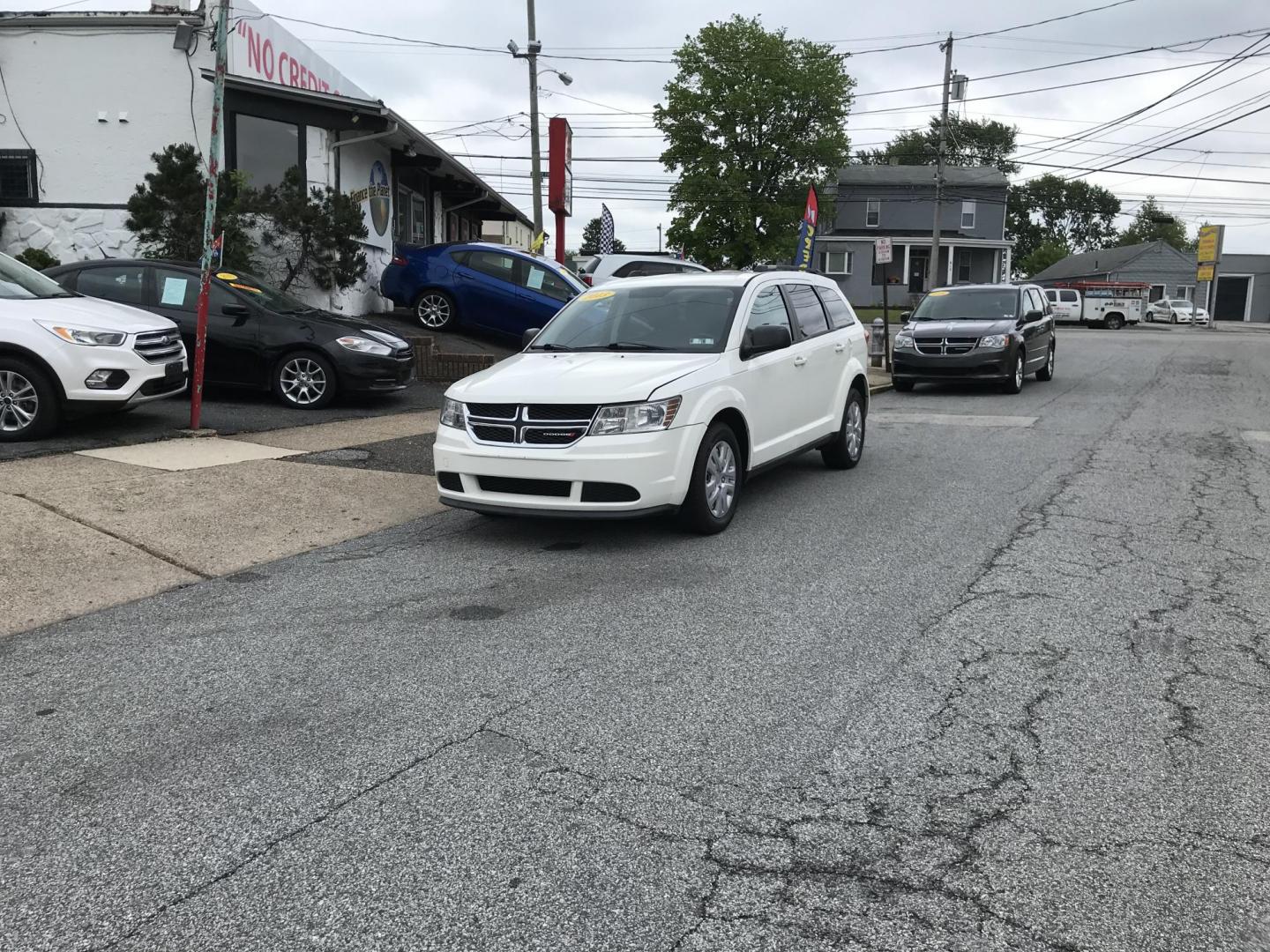 2013 White /Gray Dodge Journey SE (3C4PDCAB5DT) with an 2.4L L4 DOHC 16V engine, 4-Speed Automatic transmission, located at 577 Chester Pike, Prospect Park, PA, 19076, (610) 237-1015, 39.886154, -75.302338 - 2013 Dodge Journey: Only 114k miles, 3rd row seating, new PA inspection, RUNS LIKE NEW! This vehicle comes inspected and has been given a bumper to bumper safety check. It is very clean, reliable, and well maintained. We offer a unique pay plan that is known for being the easiest and fastest fina - Photo#1