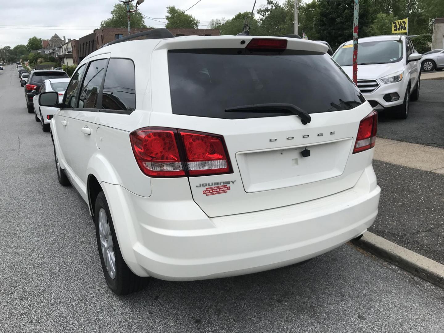 2013 White /Gray Dodge Journey SE (3C4PDCAB5DT) with an 2.4L L4 DOHC 16V engine, 4-Speed Automatic transmission, located at 577 Chester Pike, Prospect Park, PA, 19076, (610) 237-1015, 39.886154, -75.302338 - 2013 Dodge Journey: Only 114k miles, 3rd row seating, new PA inspection, RUNS LIKE NEW! This vehicle comes inspected and has been given a bumper to bumper safety check. It is very clean, reliable, and well maintained. We offer a unique pay plan that is known for being the easiest and fastest fina - Photo#5