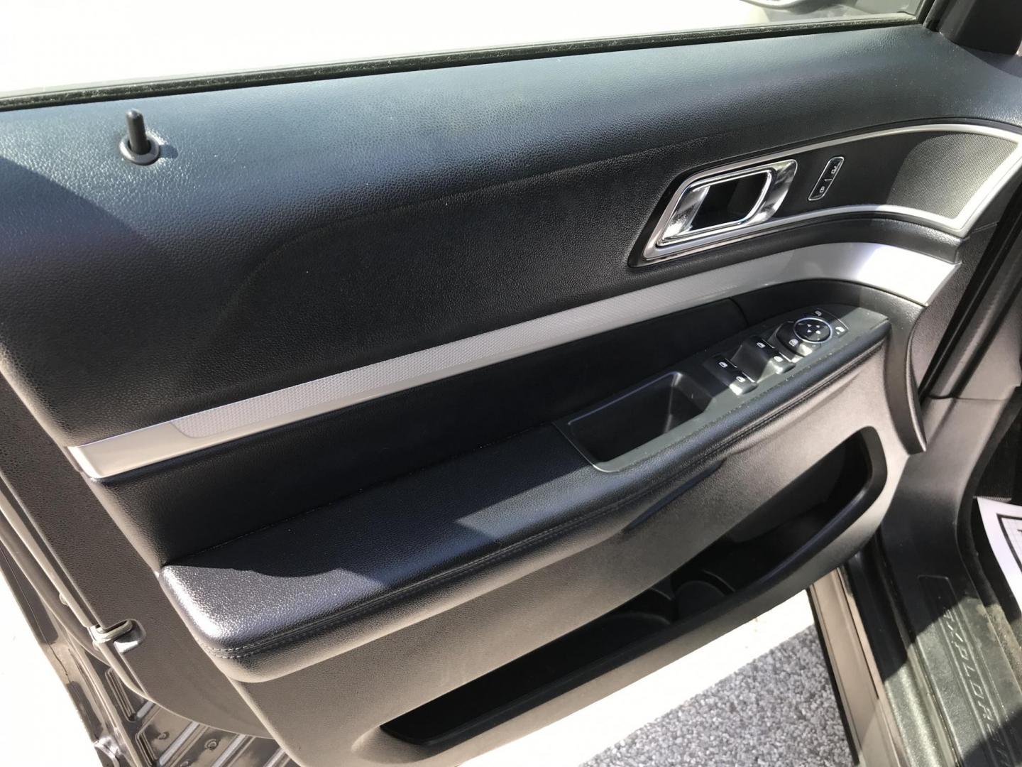 2016 Gray /Black Ford Explorer XLT 4WD (1FM5K8D80GG) with an 3.5L V6 DOHC 24V engine, 6-Speed Automatic transmission, located at 577 Chester Pike, Prospect Park, PA, 19076, (610) 237-1015, 39.886154, -75.302338 - 2016 Ford Explorer XLT: 3rd row seating, 4x4, backup camera, new PA inspection, SUPER CLEAN, runs LIKE NEW! This vehicle comes inspected and has been given a bumper to bumper safety check. It is very clean, reliable, and well maintained. We offer a unique pay plan that is known for being the easi - Photo#8