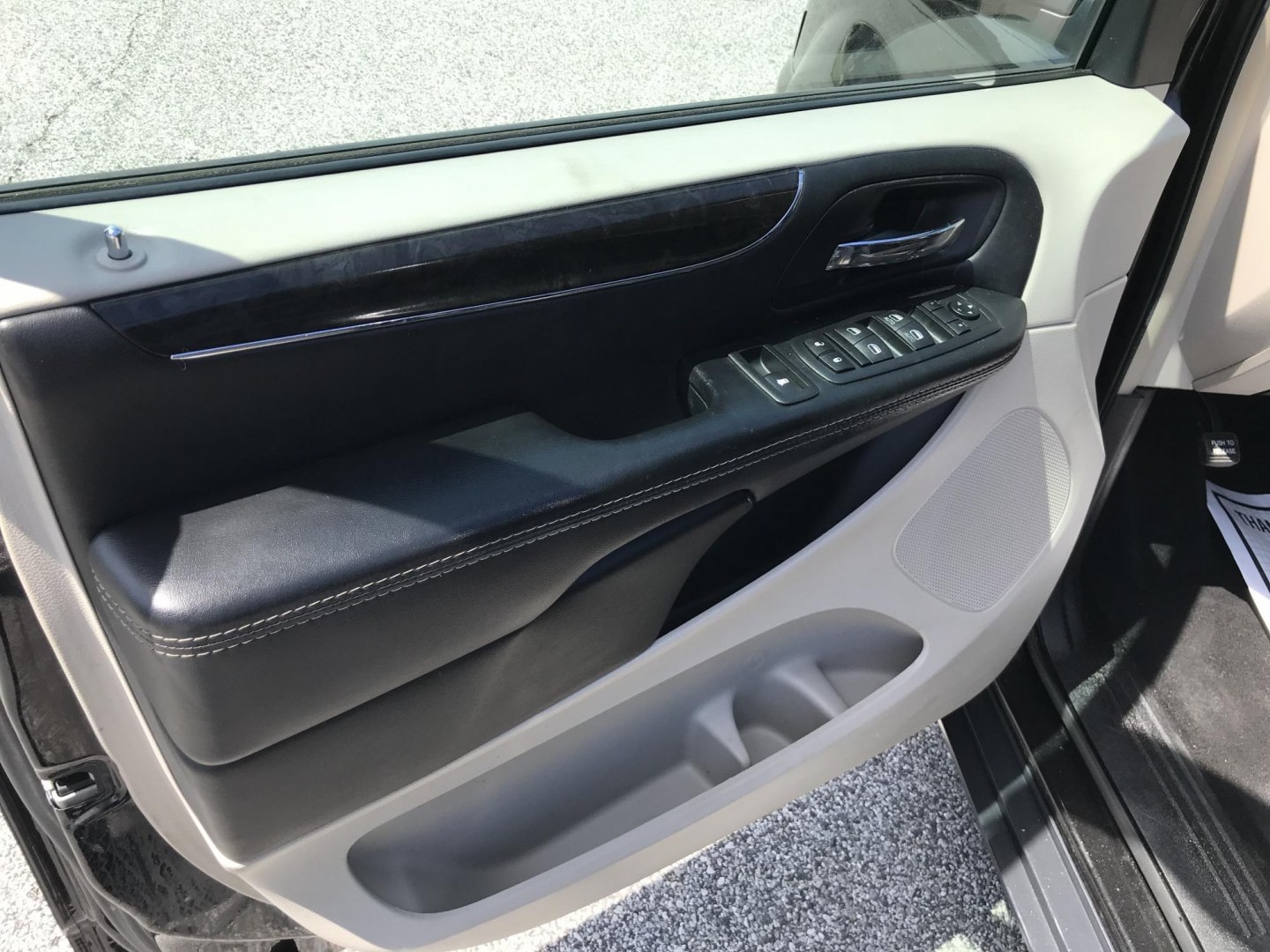 2016 Black /Black Chrysler Town & Country Touring (2C4RC1BG1GR) with an 3.6L V6 DOHC 24V engine, 6A transmission, located at 577 Chester Pike, Prospect Park, PA, 19076, (610) 237-1015, 39.886154, -75.302338 - 2016 Chrylser Town & Country New PA Inspection. Example Financing: • $3000 Down • $100 Weekly • $200 Bi-Weekly We finance our own vehicles. We do not obtain or review traditional consumer credit reports. Financing decisions are based on verified income, ability to repay, and our in-hous- Photo#8