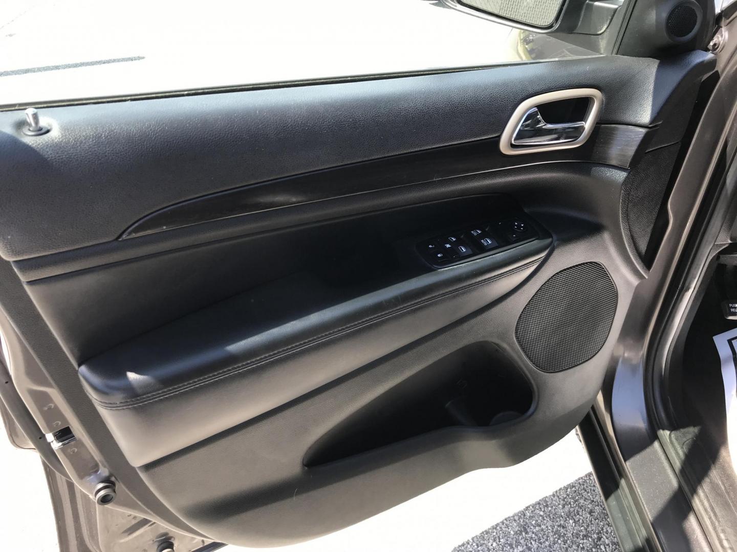 2014 Gray /Black Jeep Grand Cherokee Laredo 4WD (1C4RJFAG5EC) with an 3.6L V6 DOHC 24V engine, 5-Speed Automatic transmission, located at 577 Chester Pike, Prospect Park, PA, 19076, (610) 237-1015, 39.886154, -75.302338 - 2014 Jeep Grand Cherokee Sunroof • New PA Inspection. Example Financing: • $3,500 Down • $100 Weekly • $200 Bi-Weekly We finance our own vehicles. We do not obtain or review traditional consumer credit reports. Financing decisions are based on verified income, ability to repay, and our- Photo#8