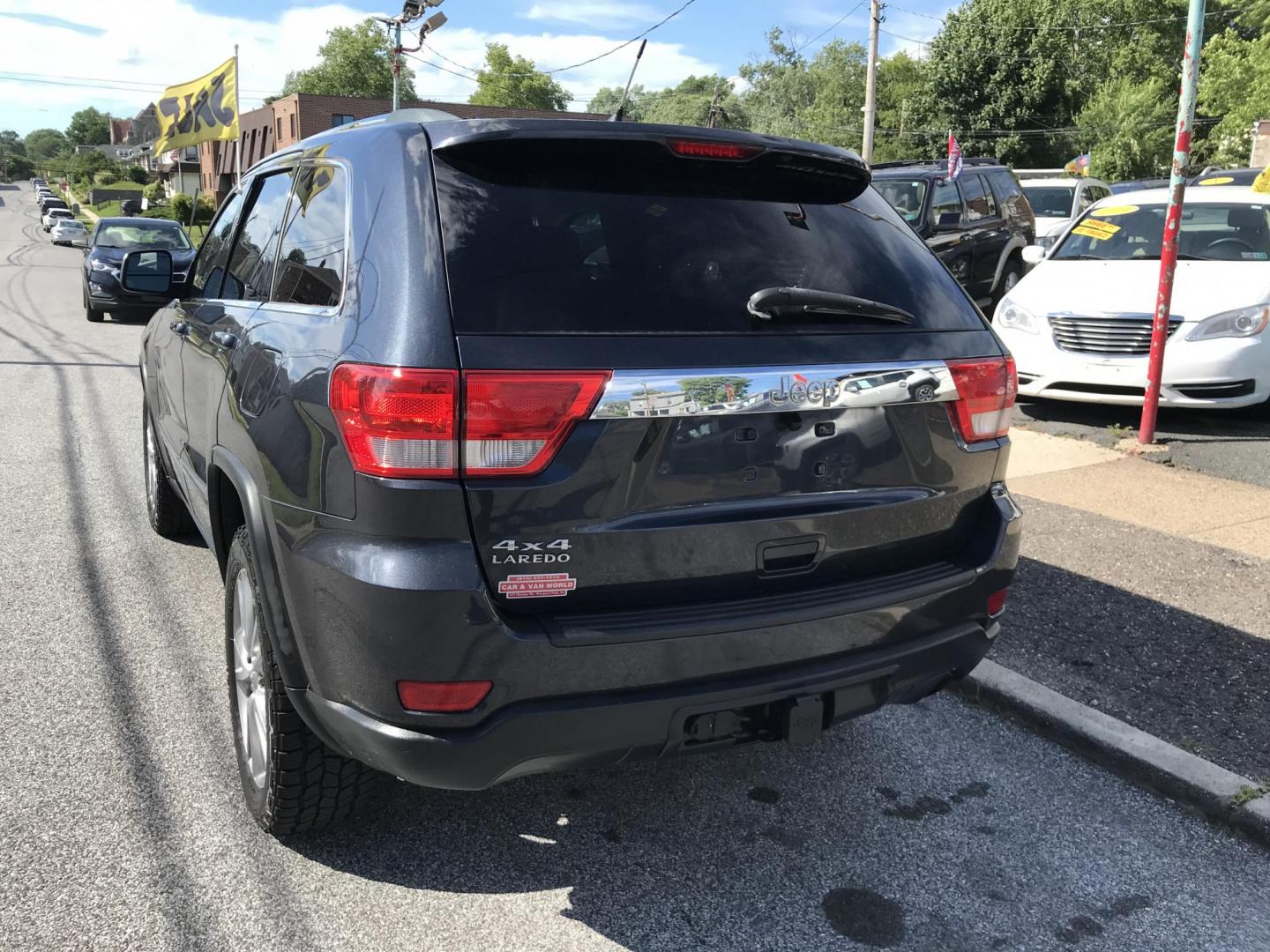 2013 Gray /Black Jeep Grand Cherokee Laredo 4WD (1C4RJFAG6DC) with an 3.6L V6 DOHC 24V engine, 5-Speed Automatic transmission, located at 577 Chester Pike, Prospect Park, PA, 19076, (610) 237-1015, 39.886154, -75.302338 - 2013 Jeep Grand Cherokee Laredo: Backup camera, new PA inspection, SUPER CLEAN, runs LIKE NEW! This vehicle comes inspected and has been given a bumper to bumper safety check. It is very clean, reliable, and well maintained. We offer a unique pay plan that is known for being the easiest and faste- Photo#5