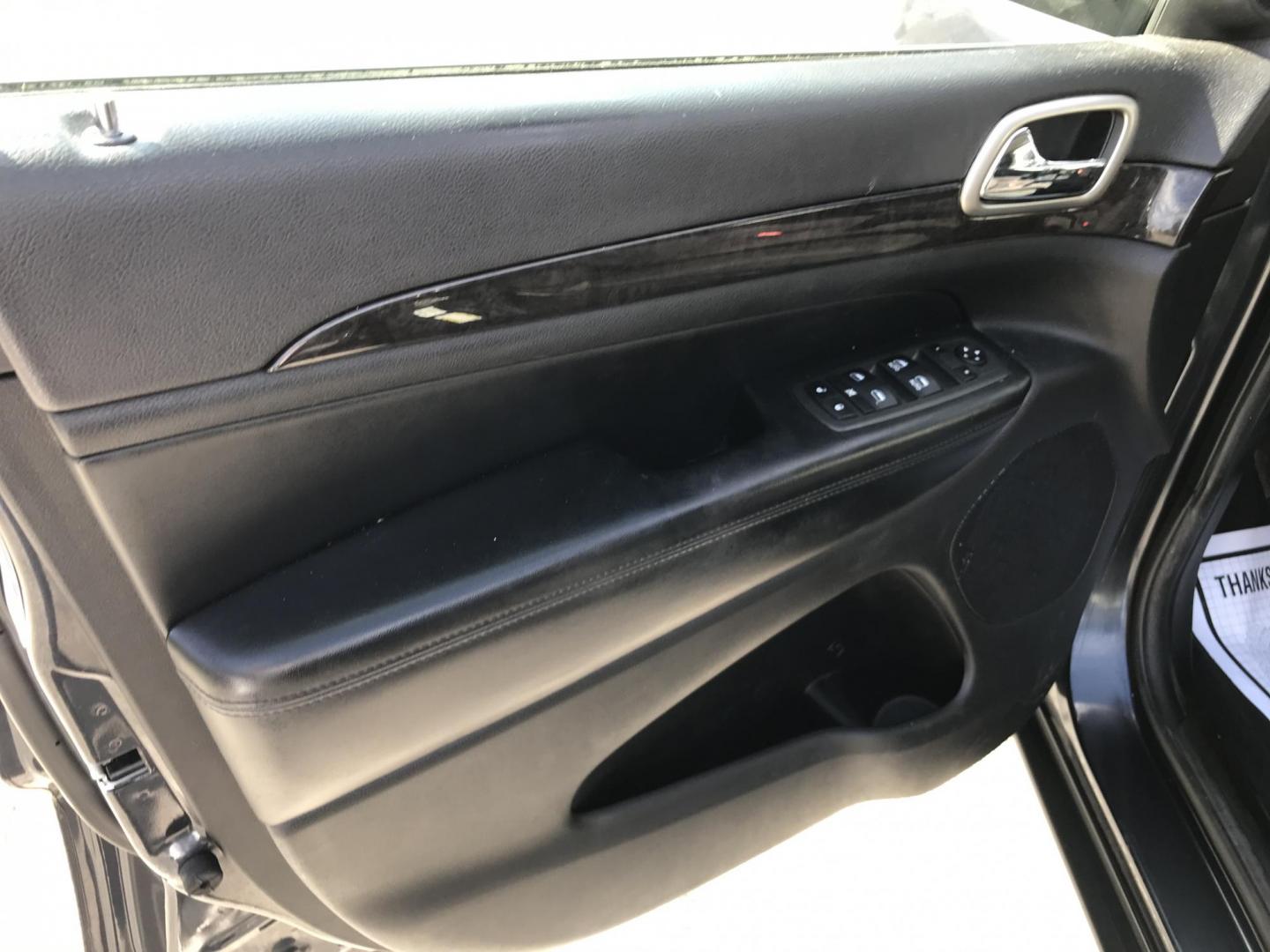 2013 Gray /Black Jeep Grand Cherokee Laredo 4WD (1C4RJFAG6DC) with an 3.6L V6 DOHC 24V engine, 5-Speed Automatic transmission, located at 577 Chester Pike, Prospect Park, PA, 19076, (610) 237-1015, 39.886154, -75.302338 - 2013 Jeep Grand Cherokee Laredo: Backup camera, new PA inspection, SUPER CLEAN, runs LIKE NEW! This vehicle comes inspected and has been given a bumper to bumper safety check. It is very clean, reliable, and well maintained. We offer a unique pay plan that is known for being the easiest and faste- Photo#8