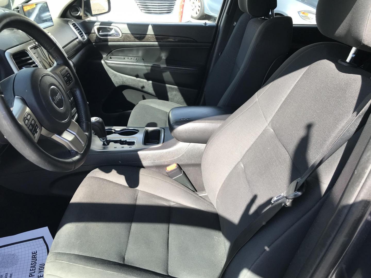 2013 Gray /Black Jeep Grand Cherokee Laredo 4WD (1C4RJFAG6DC) with an 3.6L V6 DOHC 24V engine, 5-Speed Automatic transmission, located at 577 Chester Pike, Prospect Park, PA, 19076, (610) 237-1015, 39.886154, -75.302338 - 2013 Jeep Grand Cherokee Laredo: Backup camera, new PA inspection, SUPER CLEAN, runs LIKE NEW! This vehicle comes inspected and has been given a bumper to bumper safety check. It is very clean, reliable, and well maintained. We offer a unique pay plan that is known for being the easiest and faste- Photo#9
