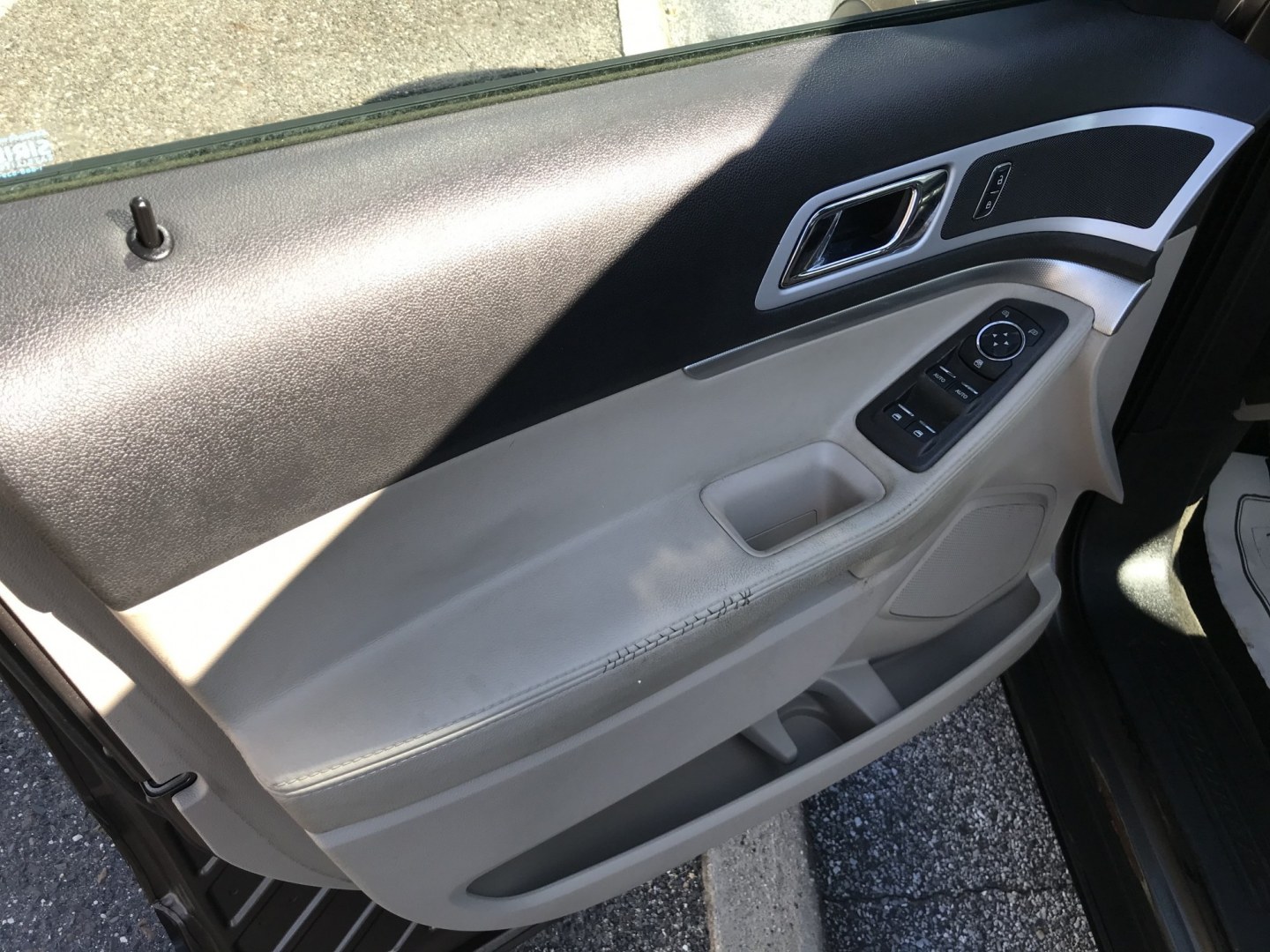 2015 Brown /Gray Ford Explorer XLT 4WD (1FM5K8D81FG) with an 3.5L V6 DOHC 24V engine, 6-Speed Automatic transmission, located at 577 Chester Pike, Prospect Park, PA, 19076, (610) 237-1015, 39.886154, -75.302338 - 2015 Ford Explorer XLT: Backup camera, 3rd row seating, 4x4, SUPER CLEAN, runs LIKE NEW! This vehicle comes inspected and has been given a bumper to bumper safety check. It is very clean, reliable, and well maintained. We offer a unique pay plan that is known for being the easiest and fastest fin- Photo#8
