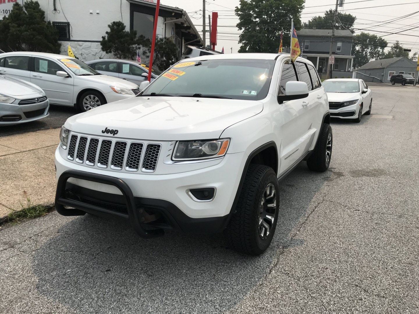 2015 White /Black Jeep Grand Cherokee Laredo 4WD (1C4RJFAG0FC) with an 3.6L V6 DOHC 24V engine, 8A transmission, located at 577 Chester Pike, Prospect Park, PA, 19076, (610) 237-1015, 39.886154, -75.302338 - 2015 Jeep Grand Cherokee Laredo 4WD 127k miles • Aftermarket Wheels. Example Financing: • $4,500 Down • $125 Weekly • $250 Bi-Weekly We finance our own vehicles. We do not obtain or review traditional consumer credit reports. Financing decisions are based on verified income, ability to- Photo#2