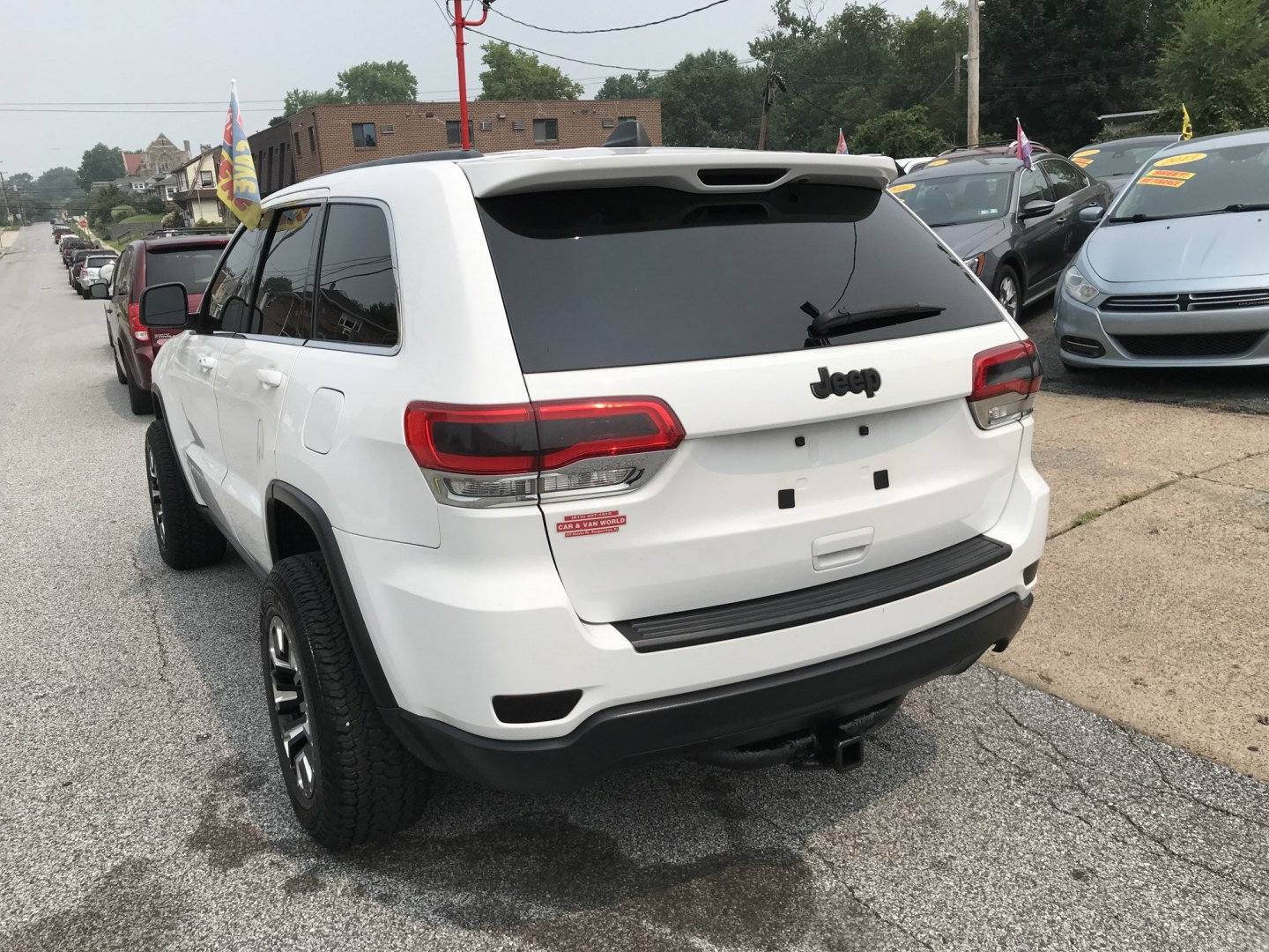 2015 White /Black Jeep Grand Cherokee Laredo 4WD (1C4RJFAG0FC) with an 3.6L V6 DOHC 24V engine, 8A transmission, located at 577 Chester Pike, Prospect Park, PA, 19076, (610) 237-1015, 39.886154, -75.302338 - 2015 Jeep Grand Cherokee Laredo 4WD 127k miles • Aftermarket Wheels. Example Financing: • $4,500 Down • $125 Weekly • $250 Bi-Weekly We finance our own vehicles. We do not obtain or review traditional consumer credit reports. Financing decisions are based on verified income, ability to- Photo#5