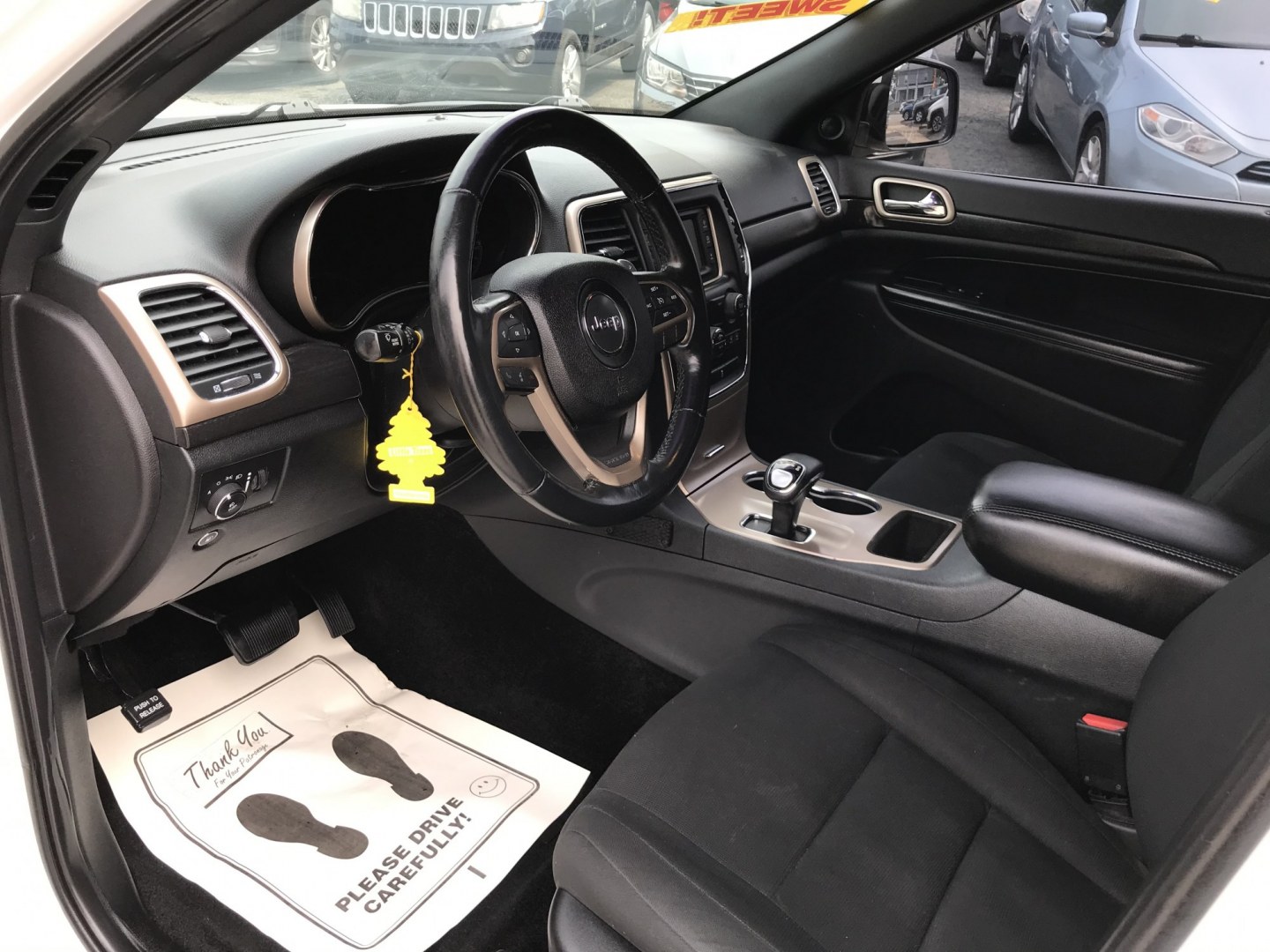 2015 White /Black Jeep Grand Cherokee Laredo 4WD (1C4RJFAG0FC) with an 3.6L V6 DOHC 24V engine, 8A transmission, located at 577 Chester Pike, Prospect Park, PA, 19076, (610) 237-1015, 39.886154, -75.302338 - 2015 Jeep Grand Cherokee Laredo 4WD 127k miles • Aftermarket Wheels. Example Financing: • $4,500 Down • $125 Weekly • $250 Bi-Weekly We finance our own vehicles. We do not obtain or review traditional consumer credit reports. Financing decisions are based on verified income, ability to- Photo#8
