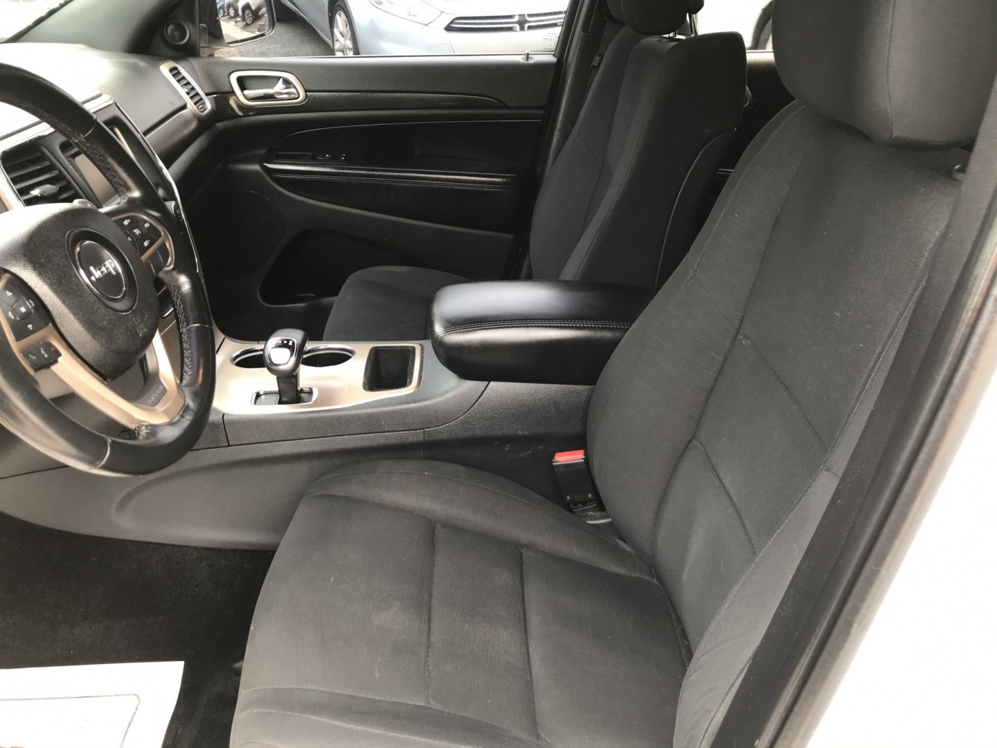 2015 White /Black Jeep Grand Cherokee Laredo 4WD (1C4RJFAG0FC) with an 3.6L V6 DOHC 24V engine, 8A transmission, located at 577 Chester Pike, Prospect Park, PA, 19076, (610) 237-1015, 39.886154, -75.302338 - 2015 Jeep Grand Cherokee Laredo 4WD 127k miles • Aftermarket Wheels. Example Financing: • $4,500 Down • $125 Weekly • $250 Bi-Weekly We finance our own vehicles. We do not obtain or review traditional consumer credit reports. Financing decisions are based on verified income, ability to- Photo#10