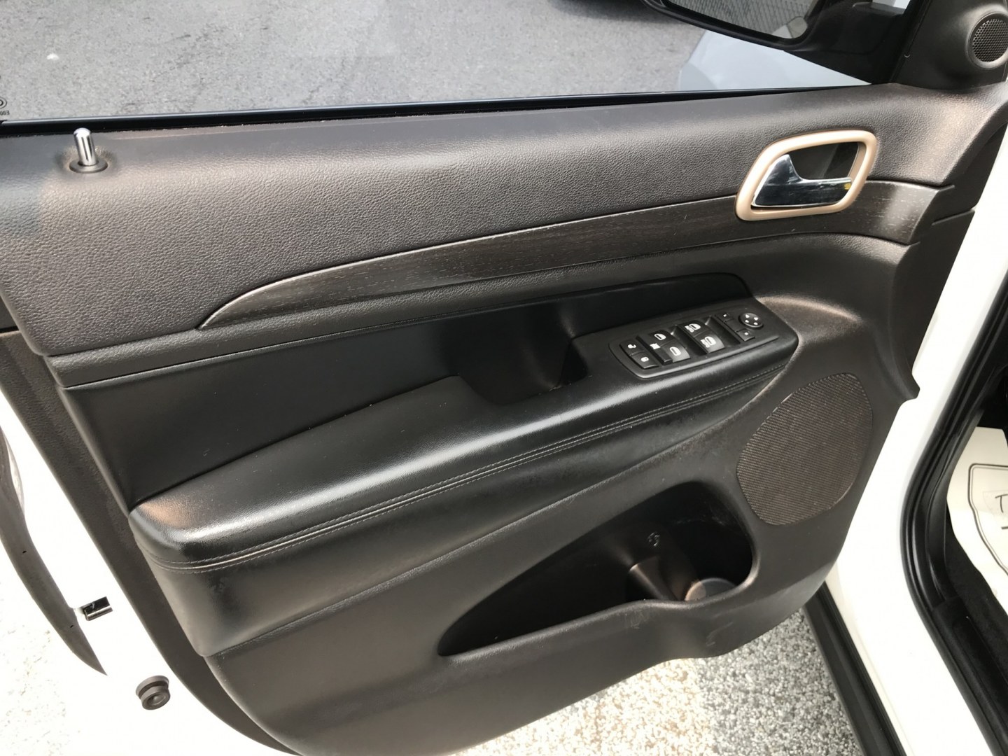 2015 White /Black Jeep Grand Cherokee Laredo 4WD (1C4RJFAG0FC) with an 3.6L V6 DOHC 24V engine, 8A transmission, located at 577 Chester Pike, Prospect Park, PA, 19076, (610) 237-1015, 39.886154, -75.302338 - 2015 Jeep Grand Cherokee Laredo 4WD 127k miles • Aftermarket Wheels. Example Financing: • $4,500 Down • $125 Weekly • $250 Bi-Weekly We finance our own vehicles. We do not obtain or review traditional consumer credit reports. Financing decisions are based on verified income, ability to- Photo#9