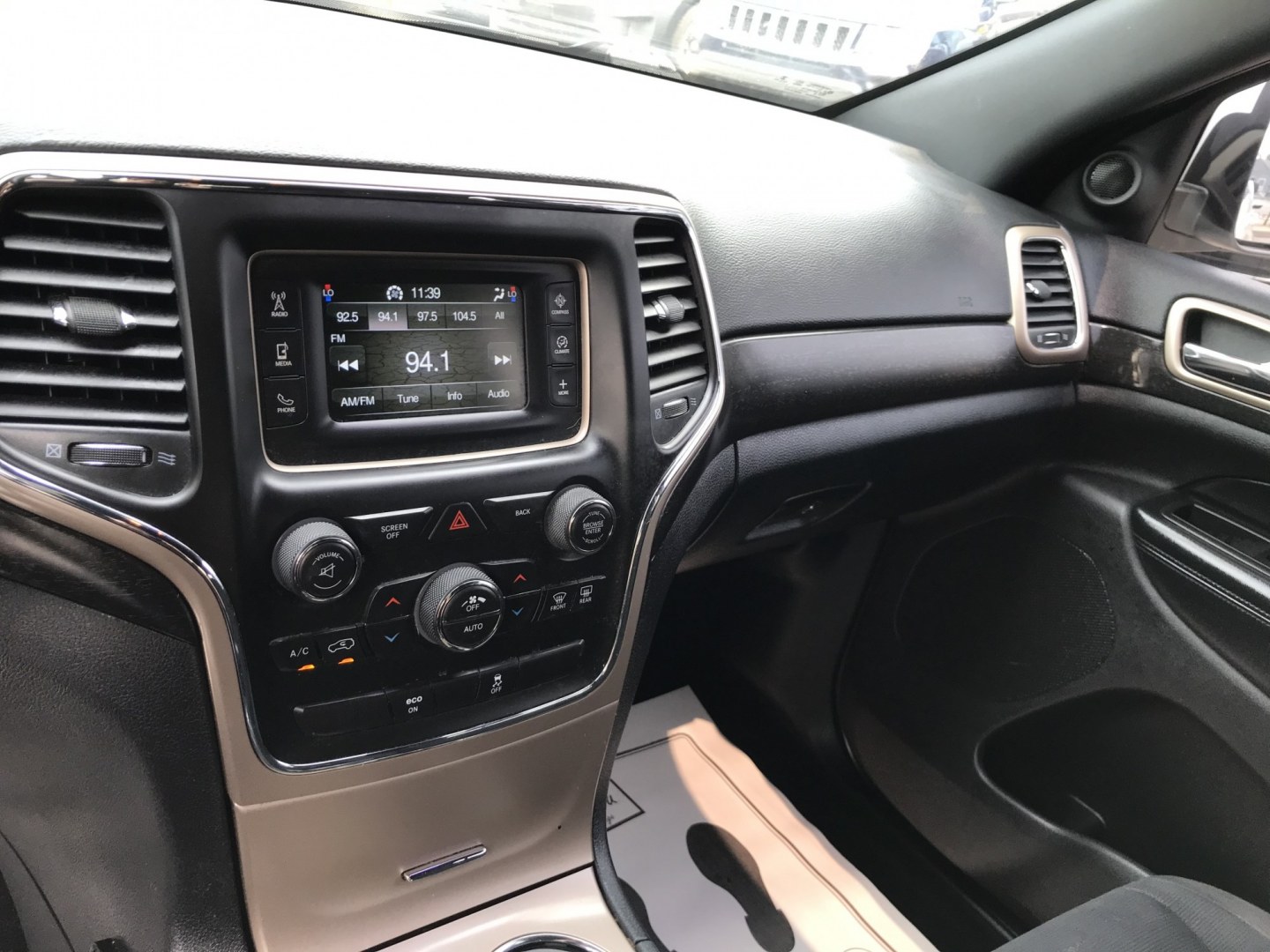 2015 White /Black Jeep Grand Cherokee Laredo 4WD (1C4RJFAG0FC) with an 3.6L V6 DOHC 24V engine, 8A transmission, located at 577 Chester Pike, Prospect Park, PA, 19076, (610) 237-1015, 39.886154, -75.302338 - 2015 Jeep Grand Cherokee Laredo 4WD 127k miles • Aftermarket Wheels. Example Financing: • $4,500 Down • $125 Weekly • $250 Bi-Weekly We finance our own vehicles. We do not obtain or review traditional consumer credit reports. Financing decisions are based on verified income, ability to- Photo#13