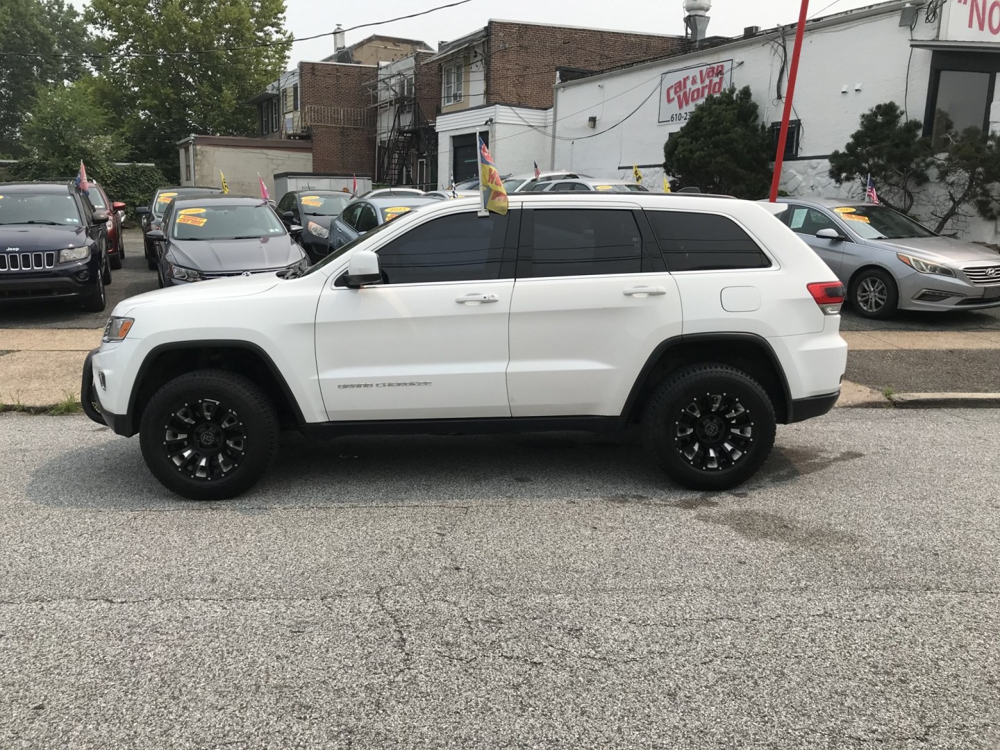 2015 White /Black Jeep Grand Cherokee Laredo 4WD (1C4RJFAG0FC) with an 3.6L V6 DOHC 24V engine, 8A transmission, located at 577 Chester Pike, Prospect Park, PA, 19076, (610) 237-1015, 39.886154, -75.302338 - 2015 Jeep Grand Cherokee Laredo 4WD 127k miles • Aftermarket Wheels. Example Financing: • $4,500 Down • $125 Weekly • $250 Bi-Weekly We finance our own vehicles. We do not obtain or review traditional consumer credit reports. Financing decisions are based on verified income, ability to- Photo#17