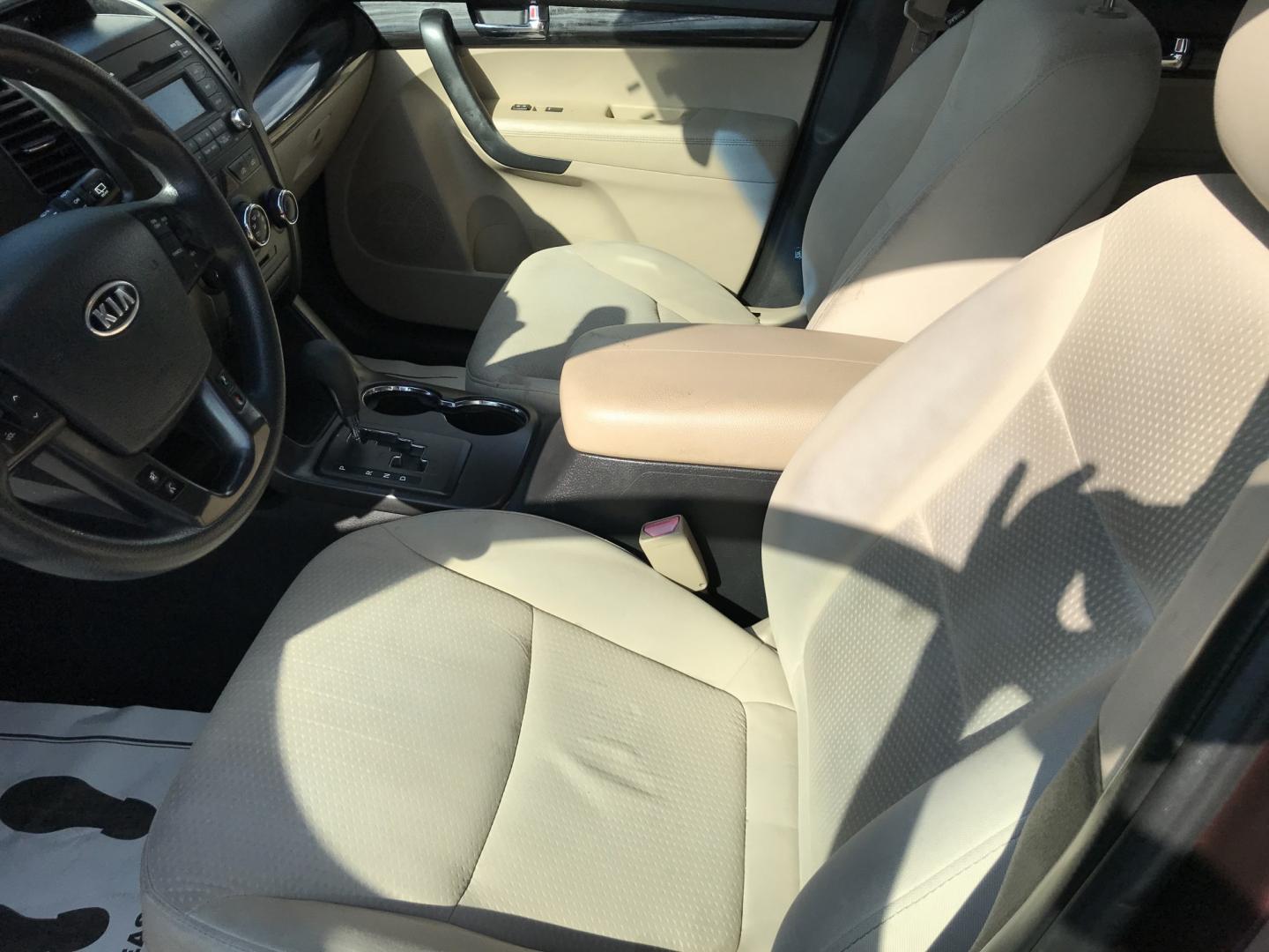 2013 Burgundy Kia Sorento LX (5XYKT4A18DG) with an 2.4L L4 DOHC 16V engine, 6-Speed Automatic transmission, located at 577 Chester Pike, Prospect Park, PA, 19076, (610) 237-1015, 39.886154, -75.302338 - 2013 Kia Sorento LX: Only 94k miles, backup camera, new PA inspection, SUPER CLEAN, runs LIKE NEW! This vehicle comes inspected and has been given a bumper to bumper safety check. It is very clean, reliable, and well maintained. We offer a unique pay plan that is known for being the easiest and f- Photo#9