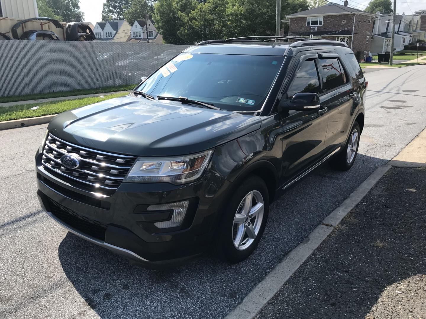 2016 Gray /Gray Ford Explorer XLT 4WD (1FM5K8D8XGG) with an 3.5L V6 DOHC 24V engine, 6A transmission, located at 577 Chester Pike, Prospect Park, PA, 19076, (610) 237-1015, 39.886154, -75.302338- Photo#3