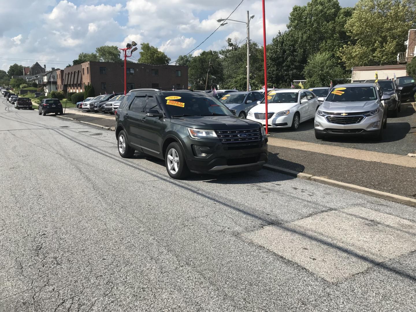 2016 Gray /Gray Ford Explorer XLT 4WD (1FM5K8D8XGG) with an 3.5L V6 DOHC 24V engine, 6A transmission, located at 577 Chester Pike, Prospect Park, PA, 19076, (610) 237-1015, 39.886154, -75.302338- Photo#1