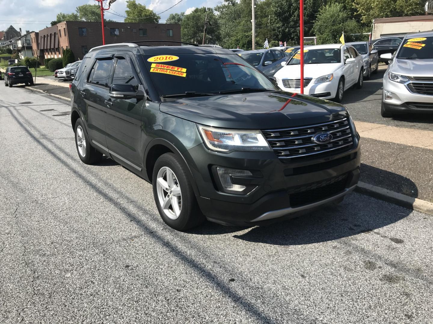 2016 Gray /Gray Ford Explorer XLT 4WD (1FM5K8D8XGG) with an 3.5L V6 DOHC 24V engine, 6A transmission, located at 577 Chester Pike, Prospect Park, PA, 19076, (610) 237-1015, 39.886154, -75.302338- Photo#2