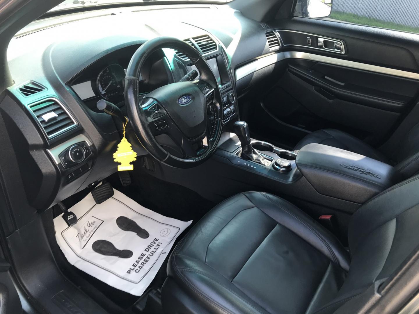 2016 Gray /Gray Ford Explorer XLT 4WD (1FM5K8D8XGG) with an 3.5L V6 DOHC 24V engine, 6A transmission, located at 577 Chester Pike, Prospect Park, PA, 19076, (610) 237-1015, 39.886154, -75.302338- Photo#8