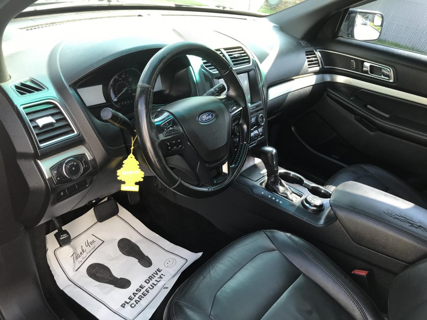 2016 Gray /Gray Ford Explorer XLT 4WD (1FM5K8D8XGG) with an 3.5L V6 DOHC 24V engine, 6A transmission, located at 577 Chester Pike, Prospect Park, PA, 19076, (610) 237-1015, 39.886154, -75.302338- Photo#11
