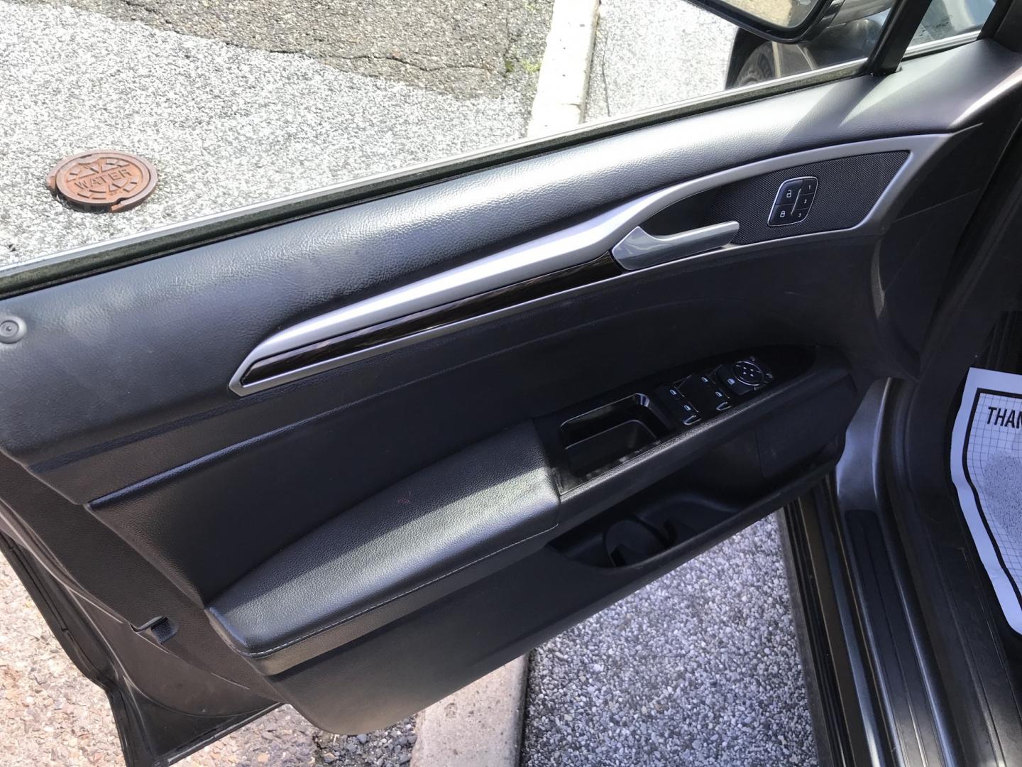 2016 Gray /Black Ford Fusion SE AWD (3FA6P0T90GR) with an 2.0L L4 DOHC 16V engine, 6A transmission, located at 577 Chester Pike, Prospect Park, PA, 19076, (610) 237-1015, 39.886154, -75.302338 - 2016 Ford Fusion SE AWD: Navigation system, remote start, backup camera, sunroof, new PA inspection, SUPER CLEAN, runs LIKE NEW! This vehicle comes inspected and has been given a bumper to bumper safety check. It is very clean, reliable, and well maintained. We offer a unique pay plan that is kno- Photo#9