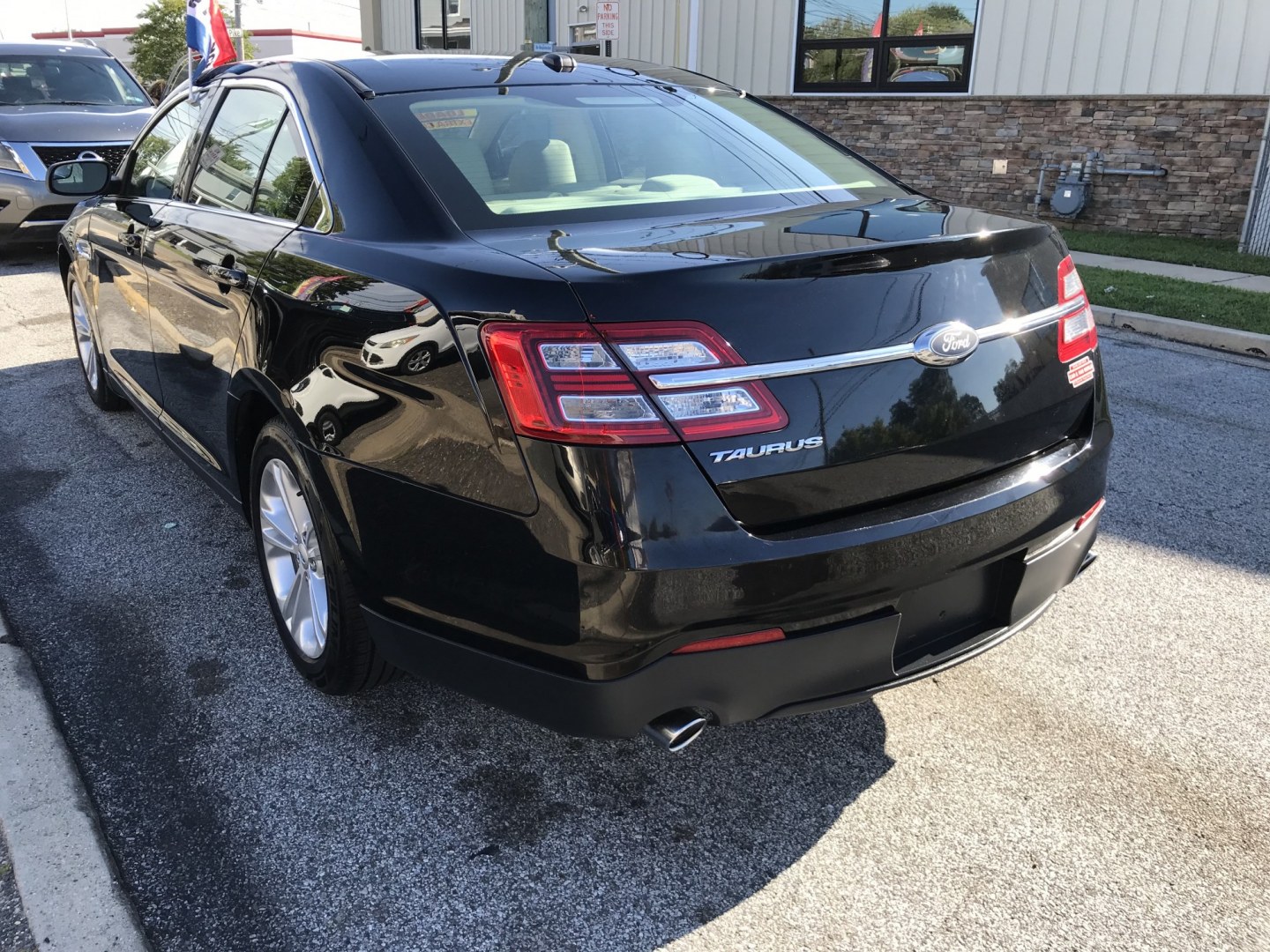 2017 Black /Beige Ford Taurus SE FWD (1FAHP2D85HG) with an 3.5L V6 DOHC 24V engine, 6A transmission, located at 577 Chester Pike, Prospect Park, PA, 19076, (610) 237-1015, 39.886154, -75.302338 - 2017 Ford Taurus SE: New PA inspection, backup camera, SUPER CLEAN, runs LIKE NEW! This vehicle comes inspected and has been given a bumper to bumper safety check. It is very clean, reliable, and well maintained. We offer a unique pay plan that is known for being the easiest and fastest financing- Photo#4
