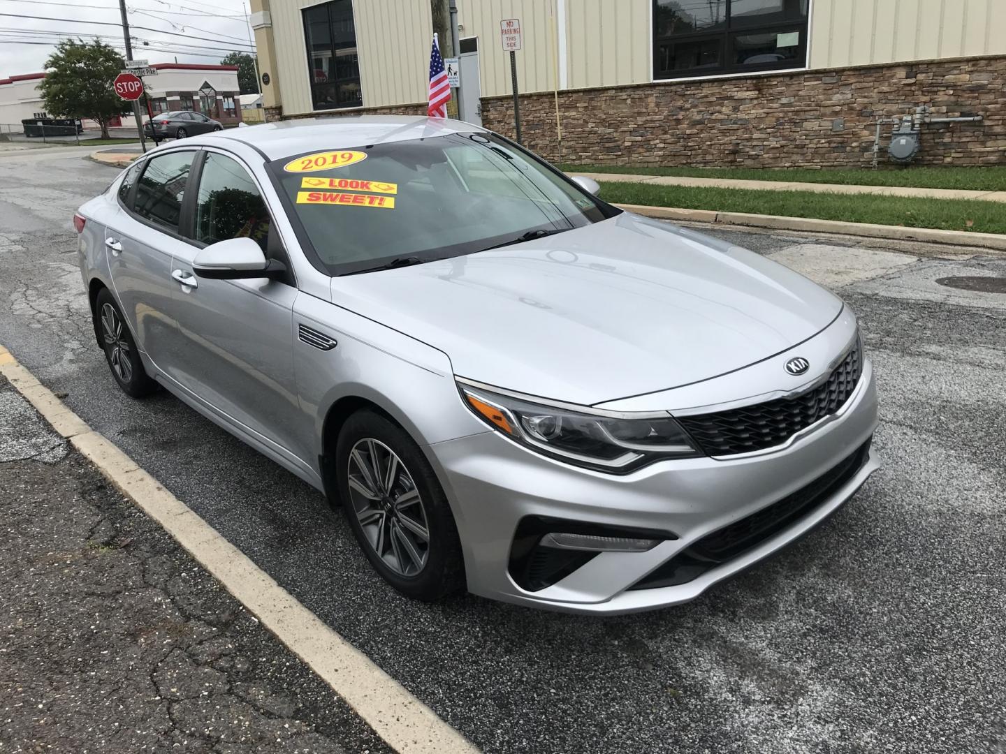 2019 Silver /Gray Kia Optima LX (5XXGT4L36KG) with an 2.4L L4 DOHC 16V engine, 6A transmission, located at 577 Chester Pike, Prospect Park, PA, 19076, (610) 237-1015, 39.886154, -75.302338 - 2019 Kia Optima LX: Backup camera, new PA inspection, great on gas, SUPER CLEAN, runs LIKE NEW! This vehicle comes inspected and has been given a bumper to bumper safety check. It is very clean, reliable, and well maintained. We offer a unique pay plan that is known for being the easiest and fast- Photo#3