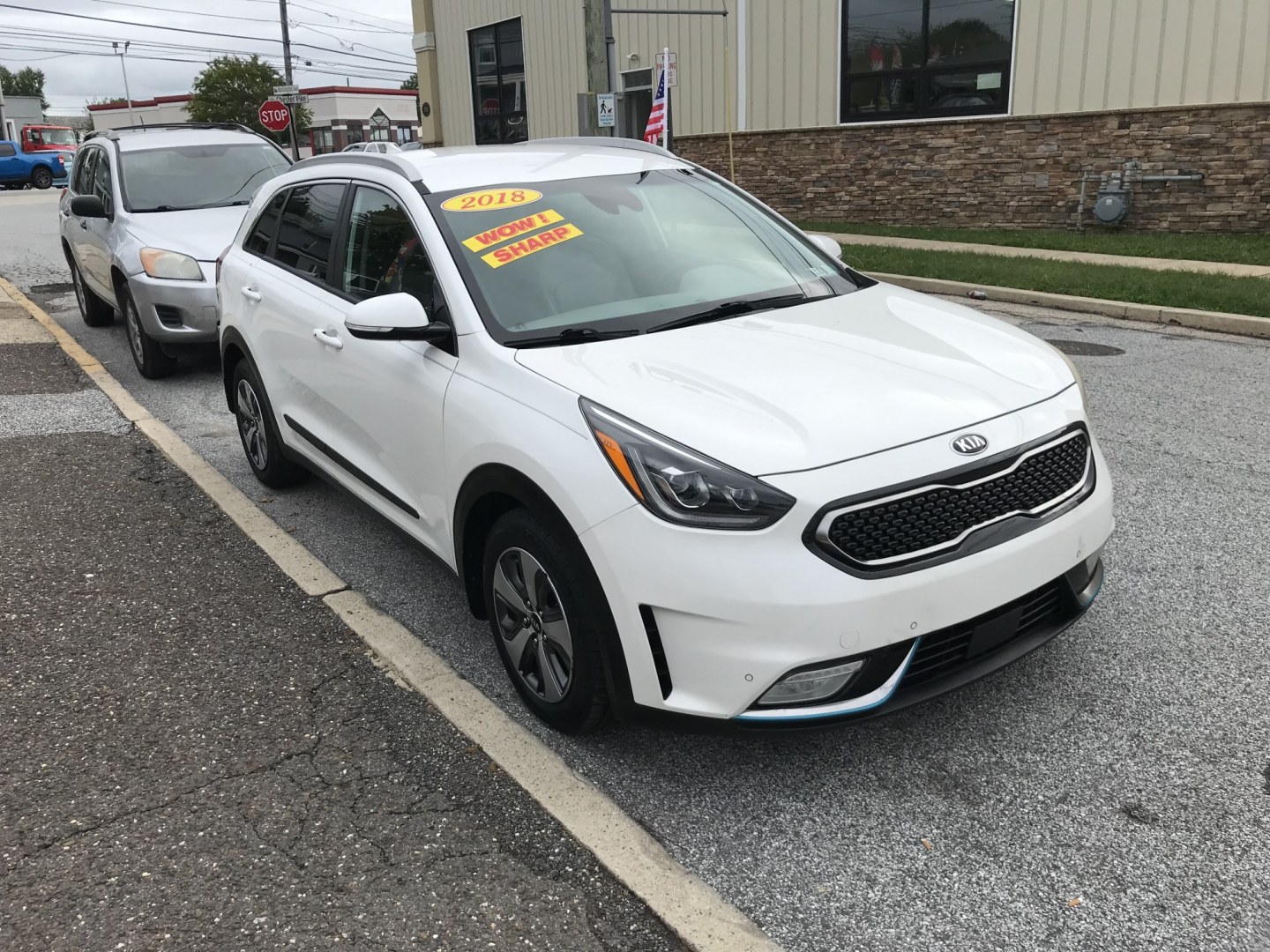 2018 White /Gray Kia Niro Plug In Hybrid EX Premium (KNDCC3LD7J5) , 6A transmission, located at 577 Chester Pike, Prospect Park, PA, 19076, (610) 237-1015, 39.886154, -75.302338 - 2018 Kia Niro Plug in Hybrid: Navigation system, backup camera, new PA inspection, EXCELLENT ON GAS! This vehicle comes inspected and has been given a bumper to bumper safety check. It is very clean, reliable, and well maintained. We offer a unique pay plan that is known for being the easiest and- Photo#3