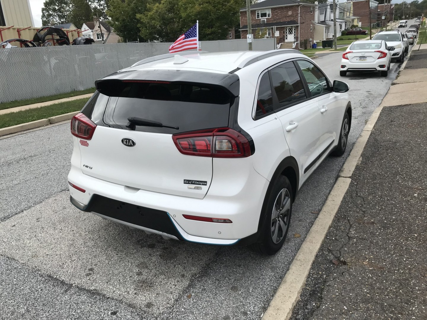 2018 White /Gray Kia Niro Plug In Hybrid EX Premium (KNDCC3LD7J5) , 6A transmission, located at 577 Chester Pike, Prospect Park, PA, 19076, (610) 237-1015, 39.886154, -75.302338 - 2018 Kia Niro Plug in Hybrid: Navigation system, backup camera, new PA inspection, EXCELLENT ON GAS! This vehicle comes inspected and has been given a bumper to bumper safety check. It is very clean, reliable, and well maintained. We offer a unique pay plan that is known for being the easiest and- Photo#4