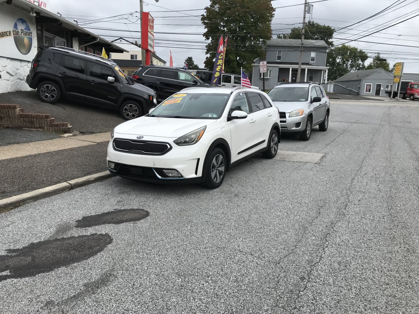 2018 White /Gray Kia Niro Plug In Hybrid EX Premium (KNDCC3LD7J5) , 6A transmission, located at 577 Chester Pike, Prospect Park, PA, 19076, (610) 237-1015, 39.886154, -75.302338 - 2018 Kia Niro Plug in Hybrid: Navigation system, backup camera, new PA inspection, EXCELLENT ON GAS! This vehicle comes inspected and has been given a bumper to bumper safety check. It is very clean, reliable, and well maintained. We offer a unique pay plan that is known for being the easiest and- Photo#1