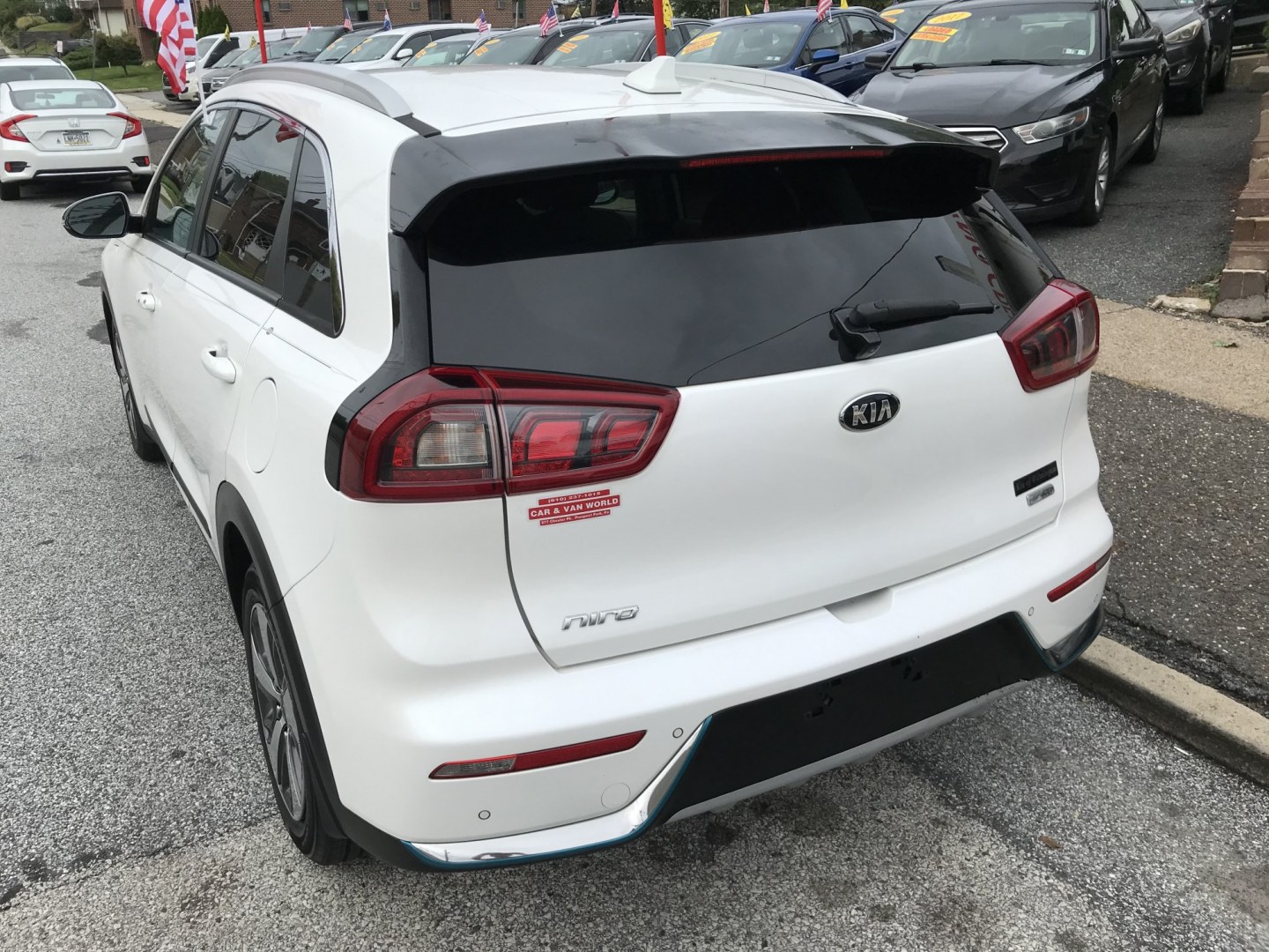 2018 White /Gray Kia Niro Plug In Hybrid EX Premium (KNDCC3LD7J5) , 6A transmission, located at 577 Chester Pike, Prospect Park, PA, 19076, (610) 237-1015, 39.886154, -75.302338 - 2018 Kia Niro Plug in Hybrid: Navigation system, backup camera, new PA inspection, EXCELLENT ON GAS! This vehicle comes inspected and has been given a bumper to bumper safety check. It is very clean, reliable, and well maintained. We offer a unique pay plan that is known for being the easiest and- Photo#5