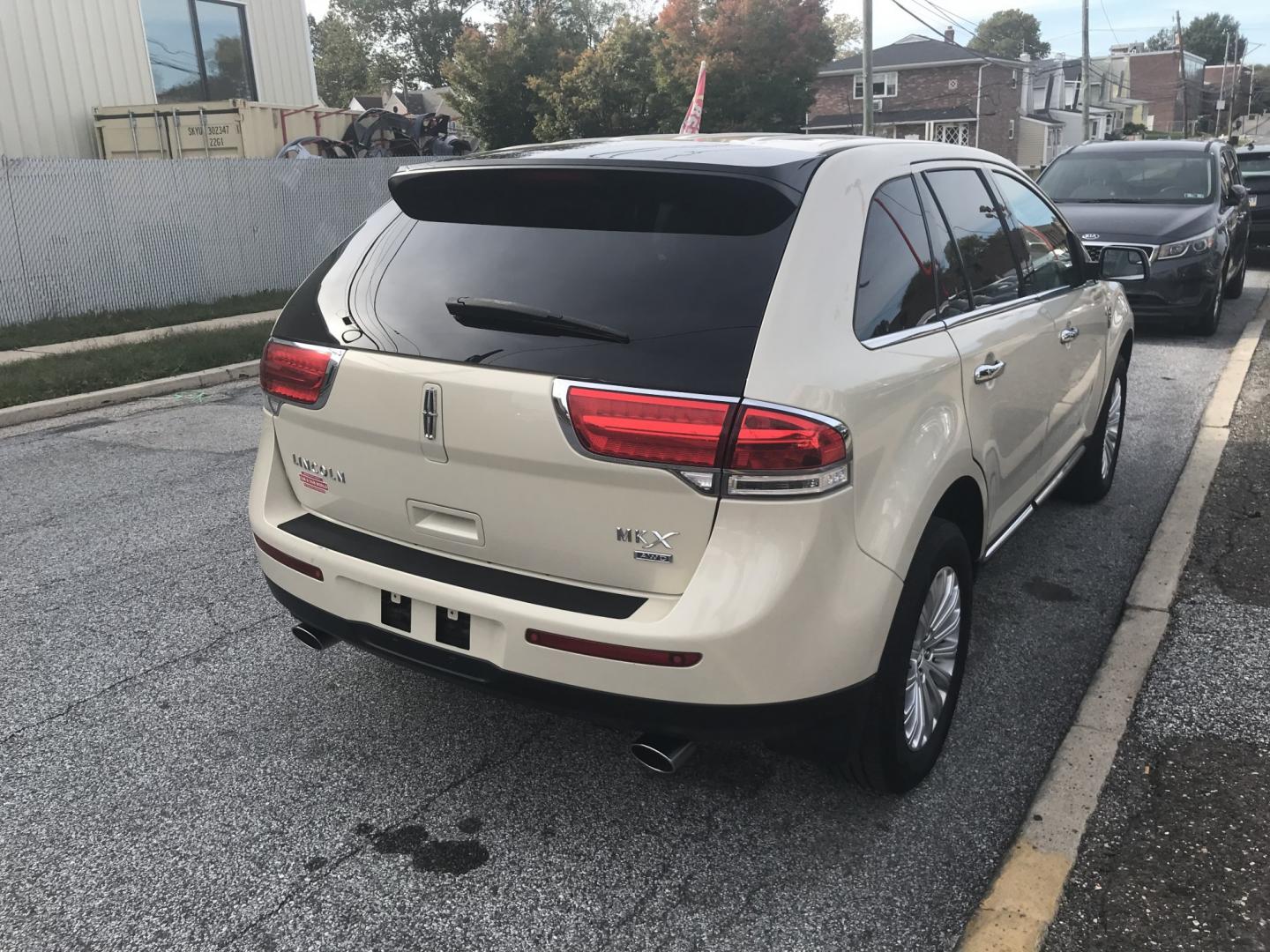 2015 Cream /Black Lincoln MKX AWD (2LMDJ8JK5FB) with an 3.7L V6 DOHC 24V engine, 6A transmission, located at 577 Chester Pike, Prospect Park, PA, 19076, (610) 237-1015, 39.886154, -75.302338 - 2015 Lincoln MKX: Only 94k miles, new PA inspection, SUPER CLEAN, runs LIKE NEW! This vehicle comes inspected and has been given a bumper to bumper safety check. It is very clean, reliable, and well maintained. We offer a unique pay plan that is known for being the easiest and fastest financing o- Photo#4