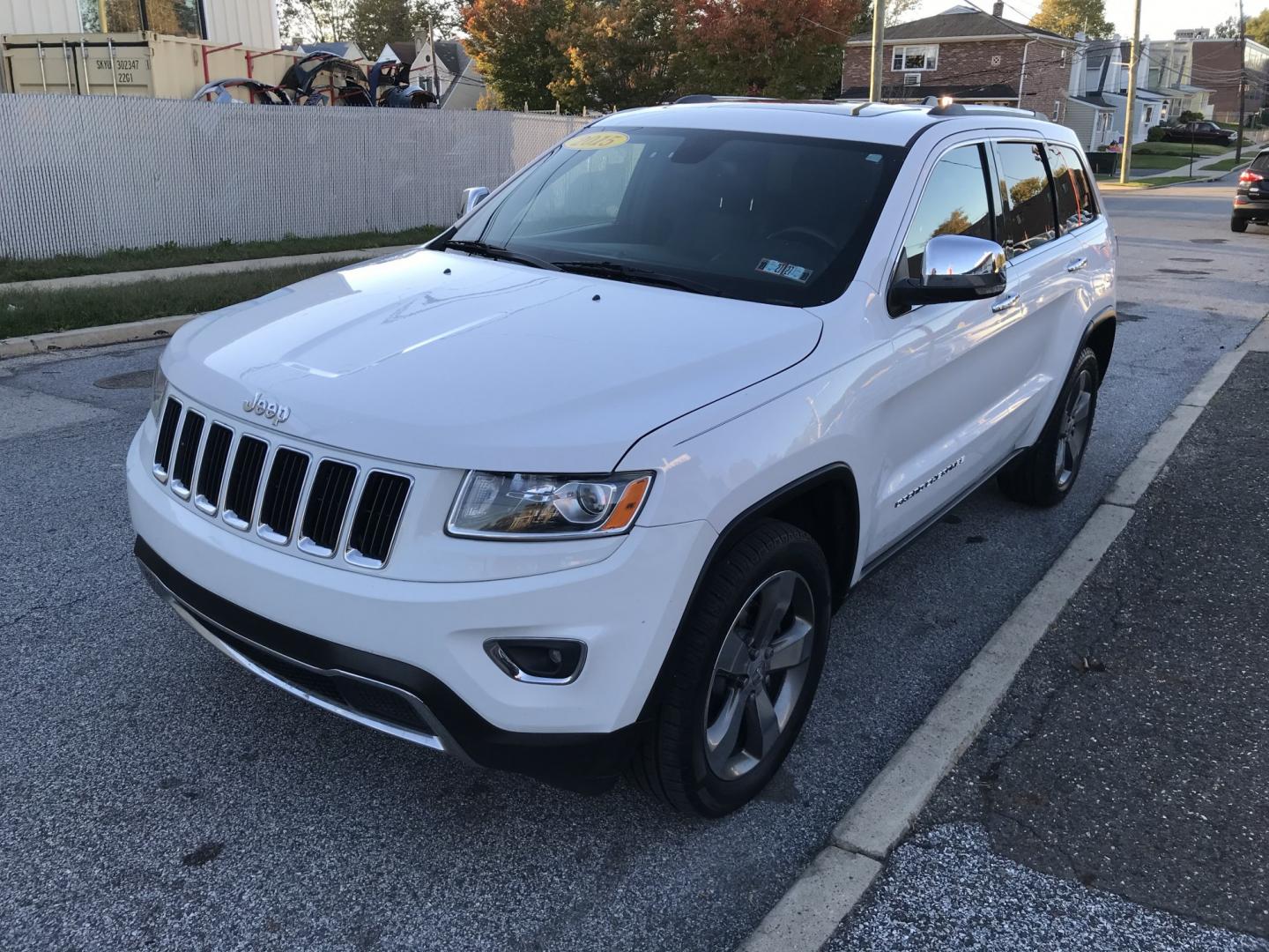 2015 White /Black Jeep Grand Cherokee Limited 4WD (1C4RJFBG5FC) with an 3.6L V6 DOHC 24V engine, 8A transmission, located at 577 Chester Pike, Prospect Park, PA, 19076, (610) 237-1015, 39.886154, -75.302338 - 2015 Jeep Grand Cherokee LIMITED: Navigation system, backup camera, sunroof, new PA inspection, SUPER CLEAN, runs LIKE NEW! This vehicle comes inspected and has been given a bumper to bumper safety check. It is very clean, reliable, and well maintained. We offer a unique pay plan that is known fo- Photo#3